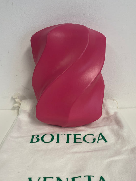 Bottega Veneta pink leather whirl clutch With cloth bag
