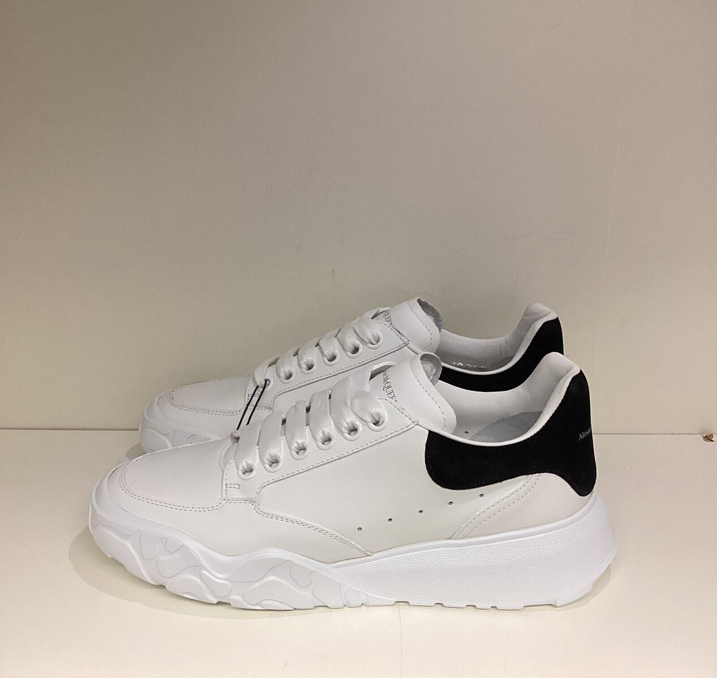 NEW - ALEXANDER MCQUEEN WHITE LEATHER TRAINERS - SIZE 39.5 (6.5 UK)