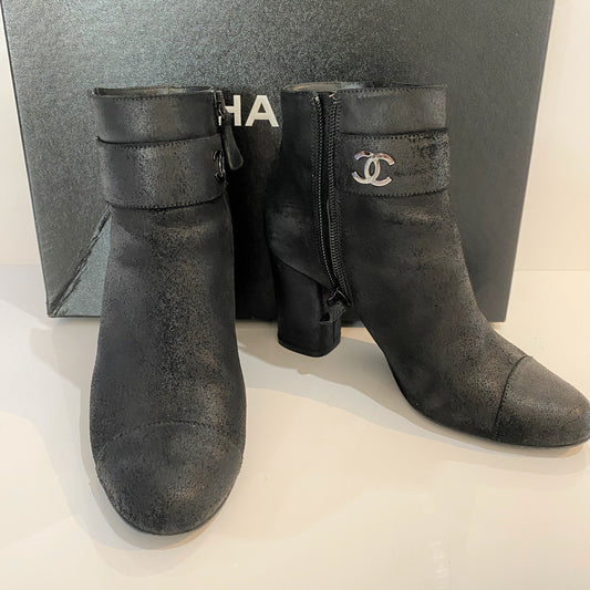 CHANEL BLACK CC ANKLE BOOTS - SIZE 35.5 / 2.5 UK BOXED